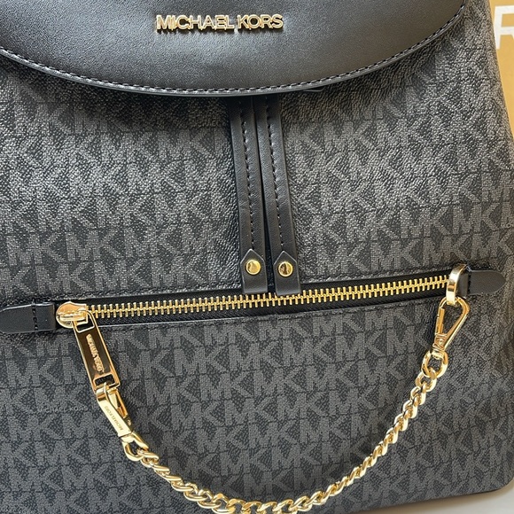 MICHAEL KORS
Jet Set Large Logo Backpack
COLOR BLACK
NWT - Picture 3 of 16